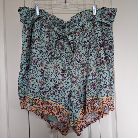 TORRID Printed Paperbag Waist Short SIZE 3 - Picture 4 of 7